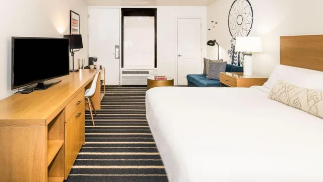 Red Rocks, Guest Room, King Bed, Partial View, Red Rock View, Top Floor، Sky Rock Sedona, a Tribute Portfolio Hotel 3/8