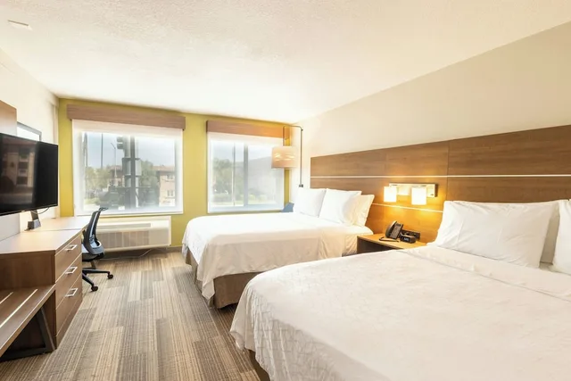 Standard, 2 Queen Beds, Accessible, Holiday Inn Express Anaheim West 2/4