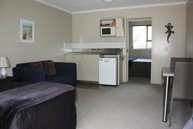 جناح بسرير كوين وسرير فردي بغرفة نوم واحدة بمطبخ صغير، Ashbury Park Motel 1/2