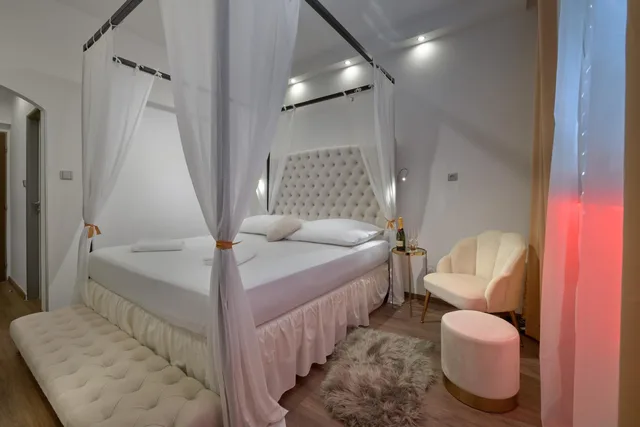Romantic, King Bed, Pool Access، Hotel Aura Design & Garden Pool 7/7