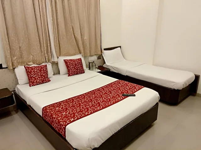 غرفة ديلوكس ثلاثية بسرير مزدوج وسرير فردي، Hotel Sai Grand Castle Inn 1/2