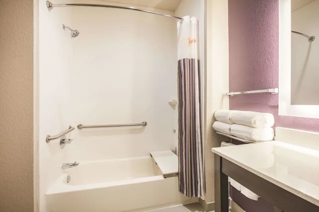 Room, King Bed, La Quinta Inn & Suites by Wyndham Dallas Plano - The Colony 2/3