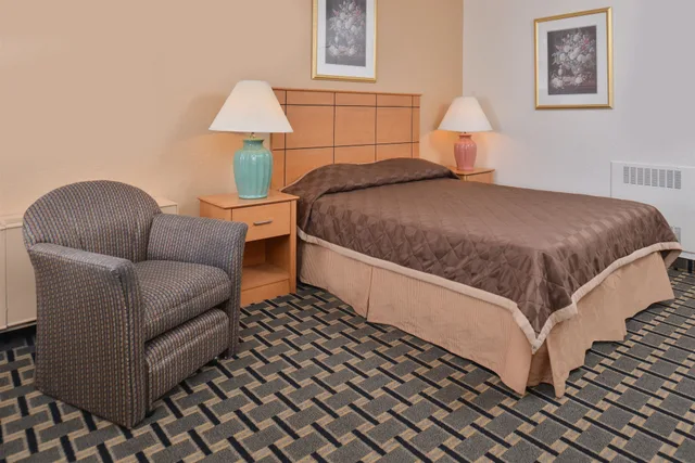 غرفة بسرير كوين، Americas Best Value Inn and Suites St Cloud 3/6