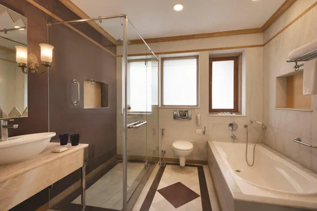 غرفة بريميوم، Ramada by Wyndham Udaipur Resort and Spa 3/3