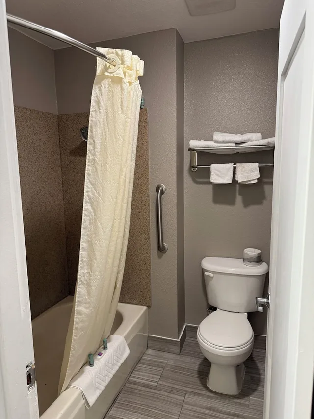 غرفة قياسية بسرير كوين، Studio6 Suites Vancouver, WA - Waterfront 5/5