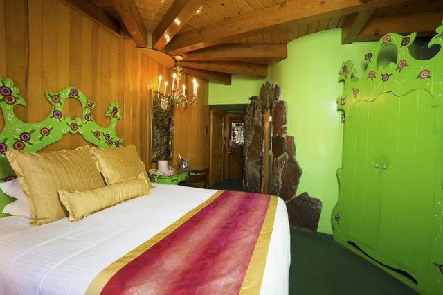 Swiss Belle, King Bed، Madonna Inn 1/1