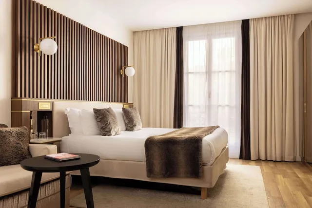 جناح جونيور، Hotel Lord Byron 2/5