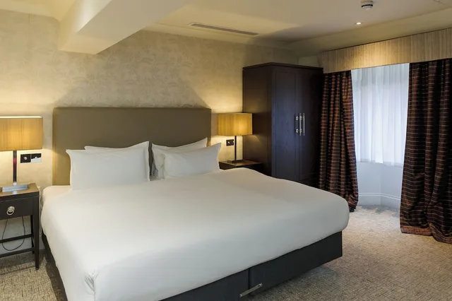 Gatehouse, King Bed، Stoke Place Hotel 2/4