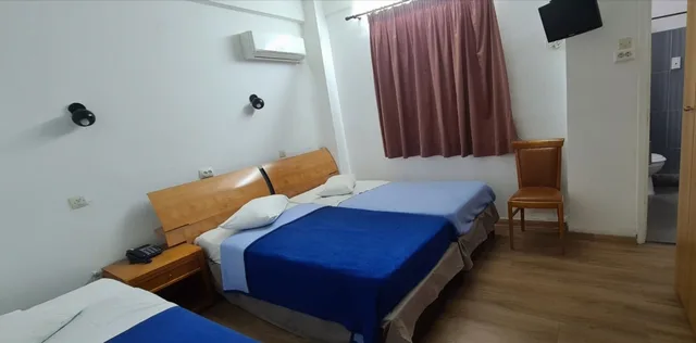 غرفة قياسية ثلاثية بسرير كوين وسرير فردي بحمام خاص، Sparta Team Hotel - Hostel 4/10