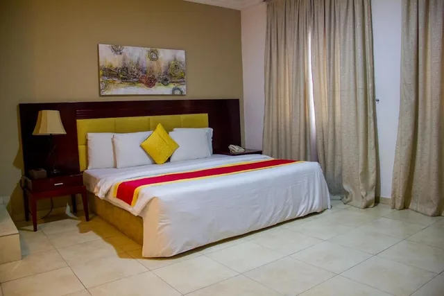 غرفة قياسية بسرير كوين، Crystal Court 1/9