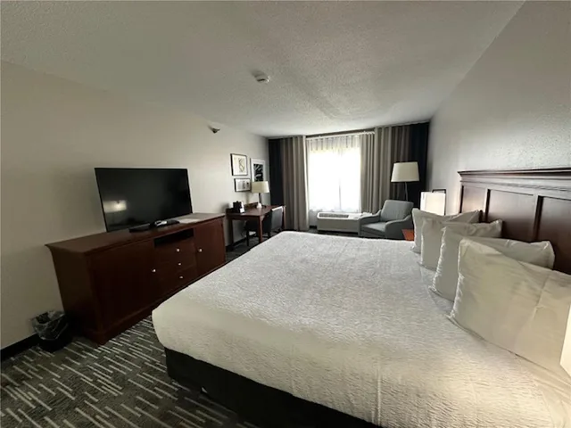 Room, King Bed, Best Western Harmony Inn Fort Dodge Iowa 5/6