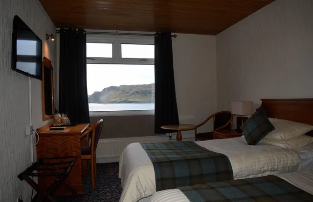 غرفة بسريرين منفصلين بإطلالة على البحر، The Royal Hotel, Portree 7/9