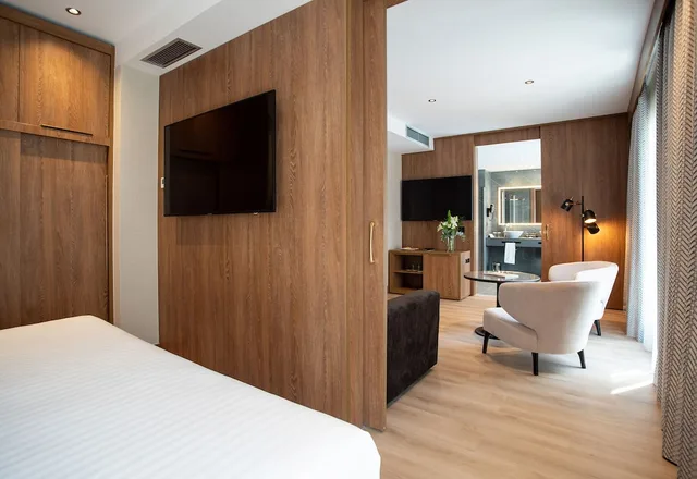 جناح جونيور بسرير كينج، Granada Center 3/5