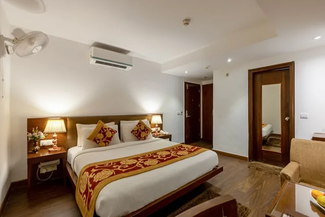 Deluxe, King Bed, Hotel Arch Plaza 6/10