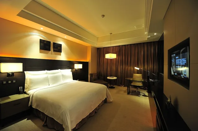 غرفة كلوب بسرير كينج بإطلالة على المدينة، Renaissance Guiyang Hotel 1/10