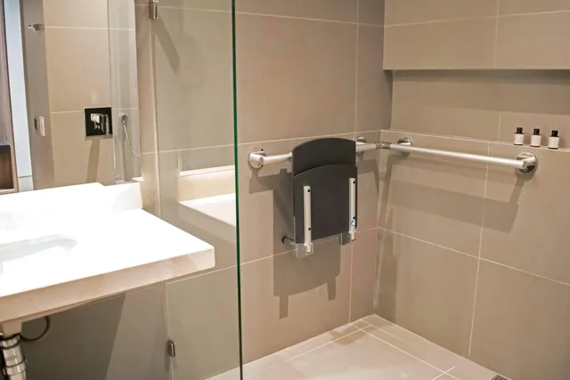King Room With Balcony And Roll-in Shower-Mobility Accessible، Salvio Parque 93 Bogota, Curio Collection by Hilton 8/10