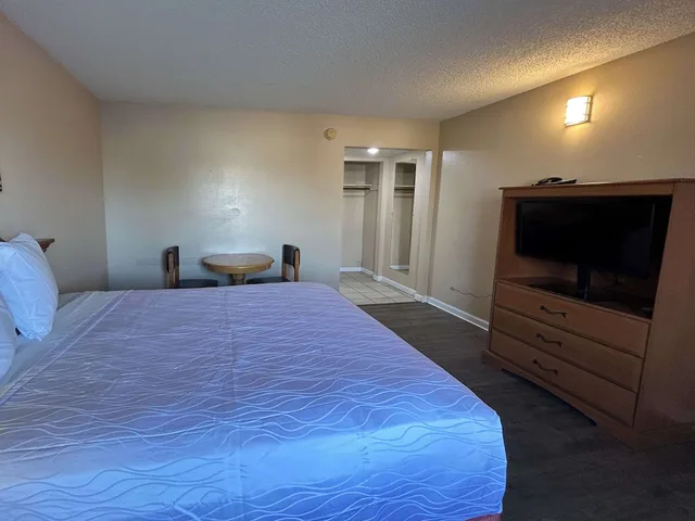 غرفة قياسية بسرير كينج، Motel6 Selma, CA 5/10
