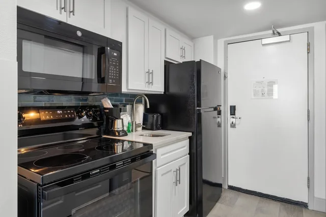 Efficiency, Pinnacle, Deluxe, King Bed, Ocean View, Compass Cove Resort 5/5