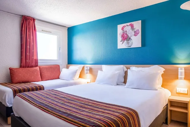 غرفة قياسية بسريرين منفصلين وسرير كوين وسريرين منفصلين، Comfort Hotel Montlucon 1/6