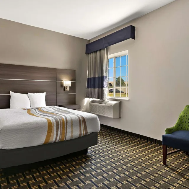 غرفة بسرير كوين بحوض استحمام لذوي الإعاقة، SureStay Plus Hotel by Best Western Tulsa East 1/9