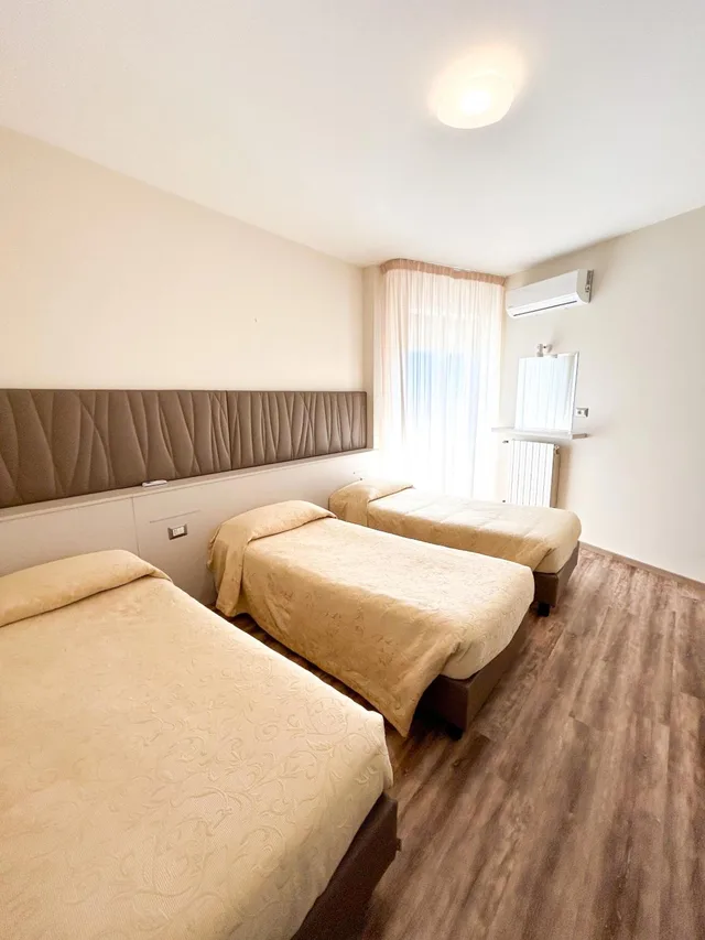 غرفة ثلاثية، Hotel Riviera 2/10