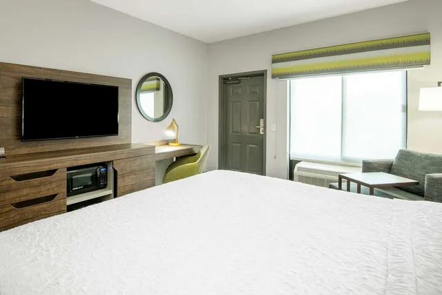 Room, King Bed, Exterior Entrance، Hampton Inn Suites Las Vegas Henderson 2/3