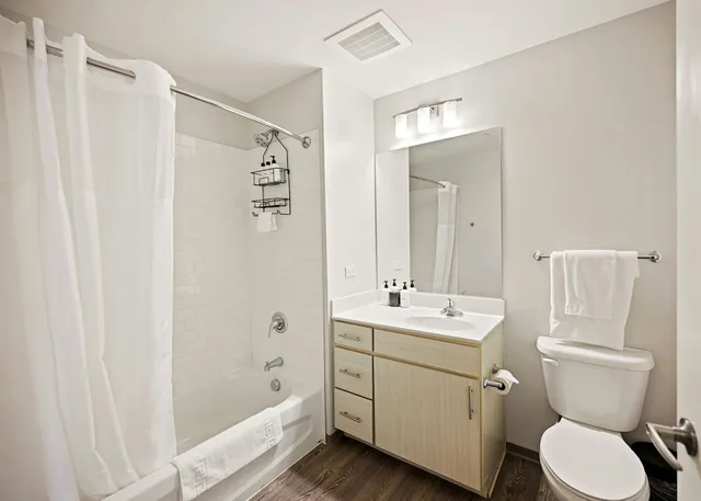 جناح بسرير مزدوج، Placemakr Premier SoBro 3/3