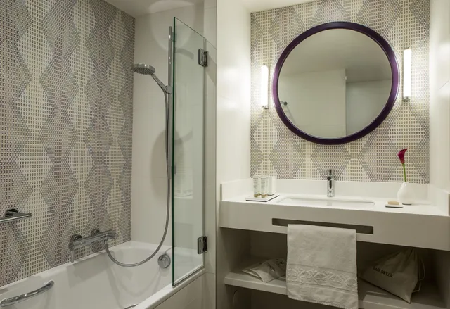 غرفة ديلوكس بسرير كوين بشرفة، Hotel Parc Saint Severin 4/5