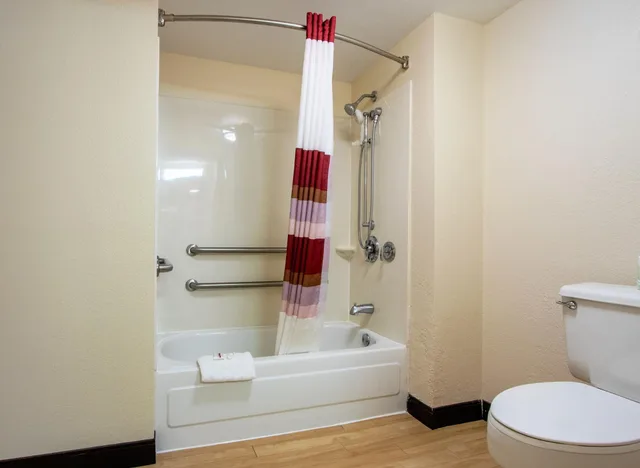 غرفة قياسية بسريرين مزدوجين، Red Roof Plus Miami Airport 4/10