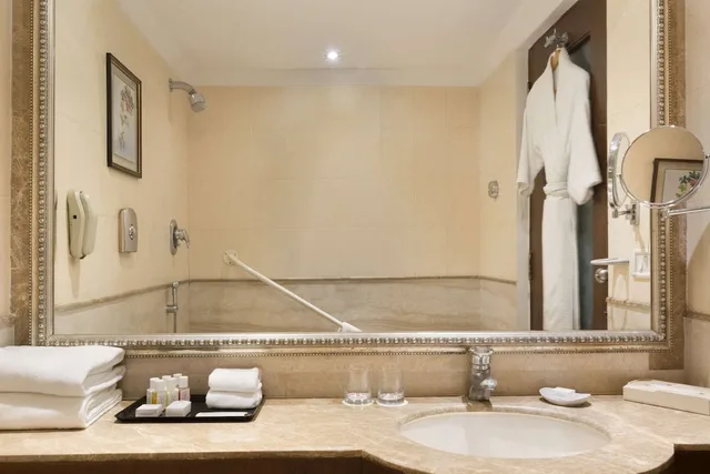 غرفة سوبيريور بسريرين منفصلين، Ramada Plaza by Wyndham JHV Varanasi 5/6