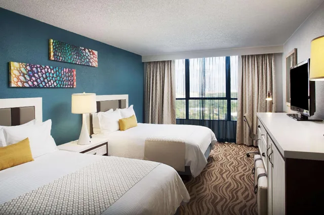 غرفة بسرير مزدوج بإطلالة على البحيرة، Wyndham Lake Buena Vista Disney Springs Resort Area 2/2