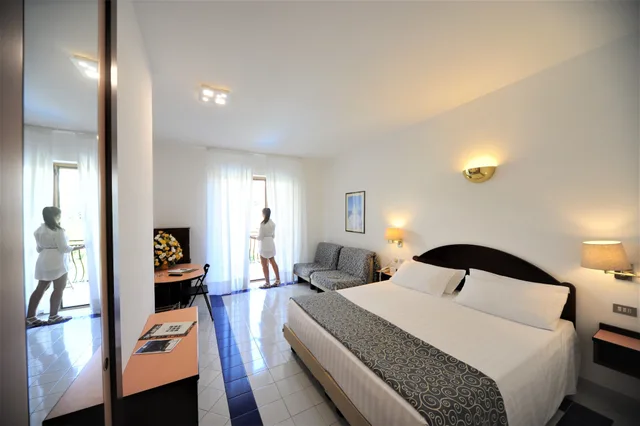 غرفة كومفورت بانورامية بسريرين منفصلين بإطلالة على البحر، Hotel Royal Positano 1/1