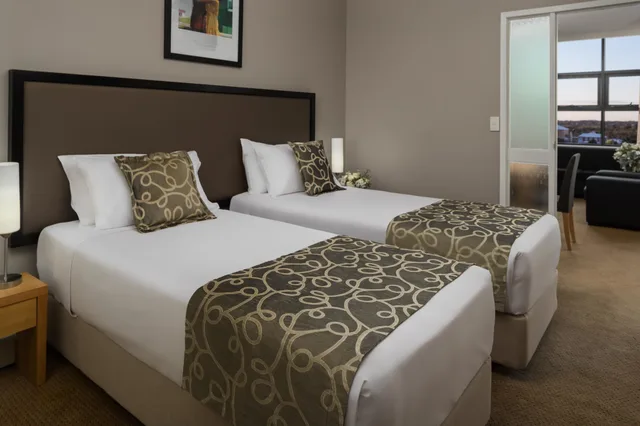 جناح بسريرين منفصلين بغرفة نوم واحدة مع أريكة، Rydges Mackay Suites 1/2