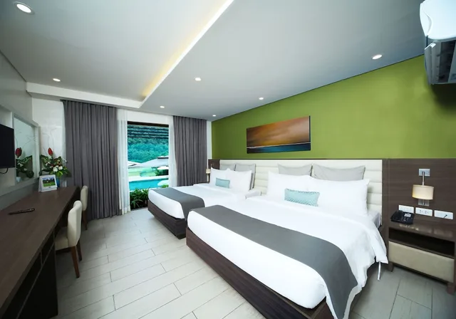 Connecting, Lagoon, 1 King and 2 Queen Beds, Pool View، Fairways And Bluewater Newcoast Boracay 3/4