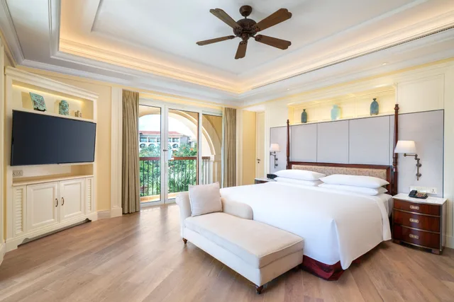 غرفة بسرير كينج بإطلالة على البحر بشرفة، The Royal Begonia A Luxury Collection Resort Sanya 1/9