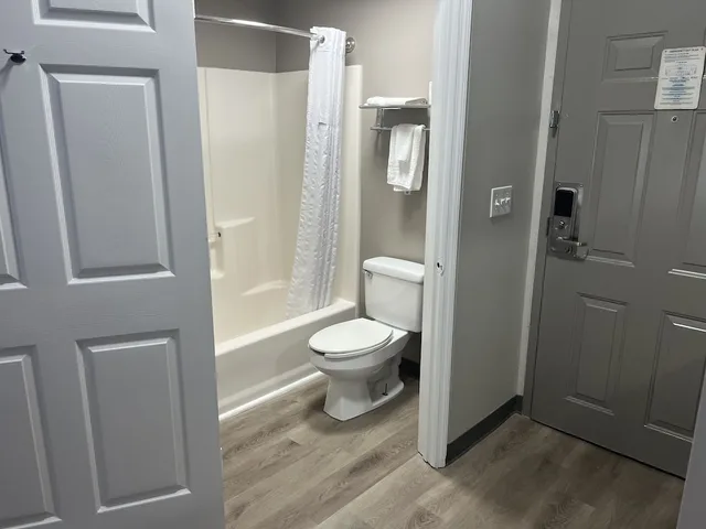 غرفة قياسية بسرير كينج، Baymont By Wyndham Lakeland 2/3