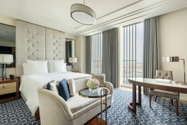 غرفة سوبيريور بسرير كينج بإطلالة على المدينة، Four Seasons Hotel Abu Dhabi at Al Maryah Island 2/5