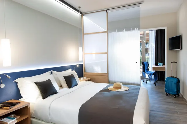 غرفة ديلوكس عائلية بإطلالة على الحديقة، Blue Dolphin Hotel 1/2