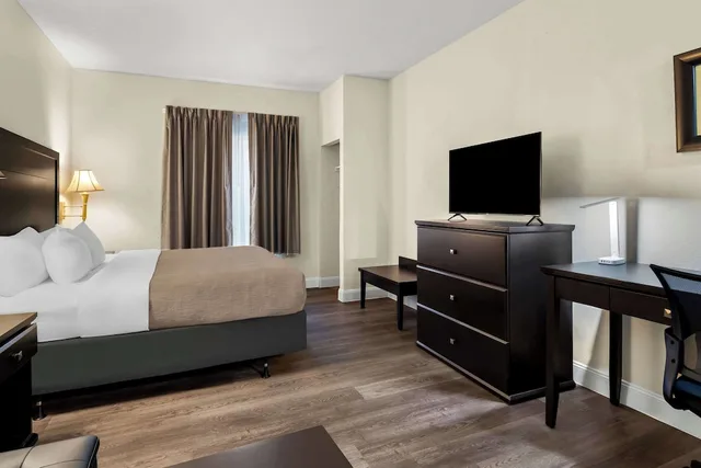 غرفة قياسية بسرير كينج، Quality Inn & Suites Lafayette 1/6