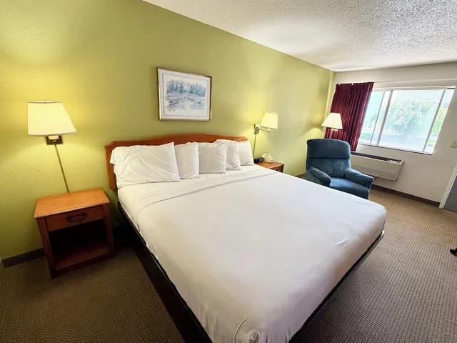 غرفة قياسية بسرير كينج، Americas Best Value Inn- St. Ignace 1/5