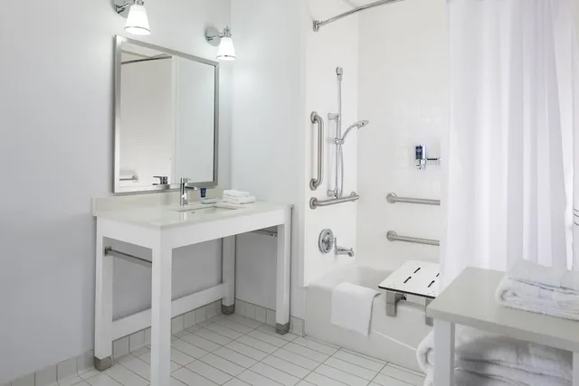 غرفة بسرير كينج لذوي الإعاقة، FOUR POINTS BY SHERATON SEATTLE AIRPORT SOUTH 5/5