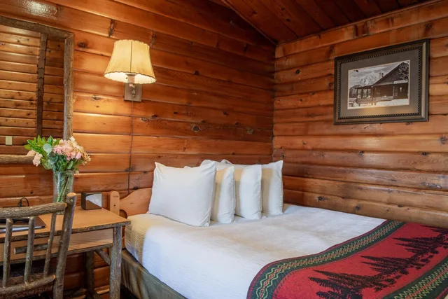 Deluxe, King Bed, Antler Inn 1/2