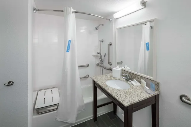 غرفة بسرير كينج لذوي الإعاقة، Hampton Inn Suites Miami Doral Dolphin Mall 4/4