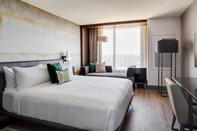 غرفة بسرير كينج مع دخول الصالة، North Charleston Marriott 1/10