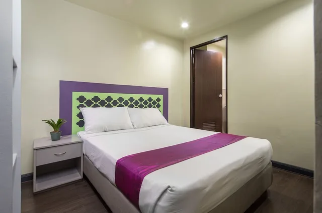 غرفة قياسية بسرير كوين، V Hotel 1/4
