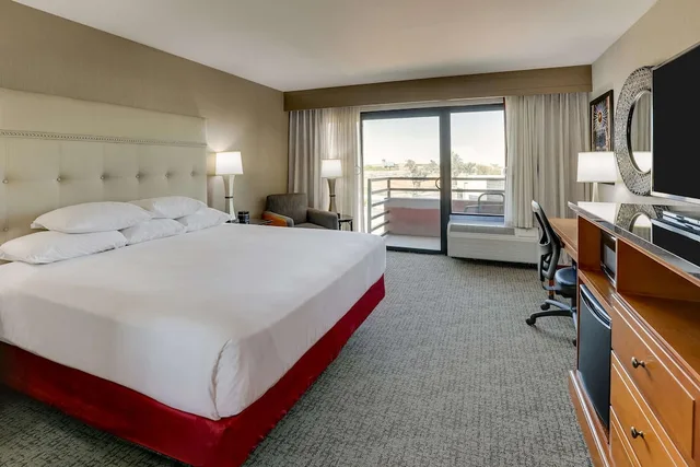 غرفة بسرير كينج بشرفة في طابق مرتفع، Drury Inn And Suites Phoenix Airport 2/7
