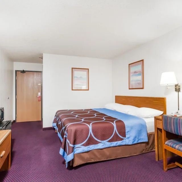 غرفة بسرير كينج بحوض استحمام لذوي الإعاقة، Super 8 by Wyndham Sidney NY 3/6