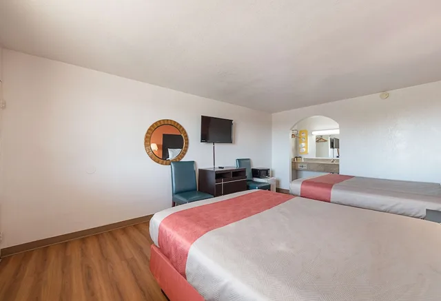 غرفة قياسية بسريرين كوين للمدخنين، Motel6 San Antonio, TX - I-10 West 2/5