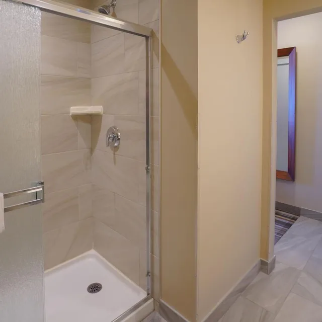 غرفة قياسية بسرير كينج مع أريكة، Fairfield Inn & Suites by Marriott Airdrie 10/10