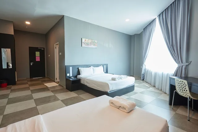 Superior, Family, 1 Queen and 1 Single Bed, Elite Hotel Muar 4/8
